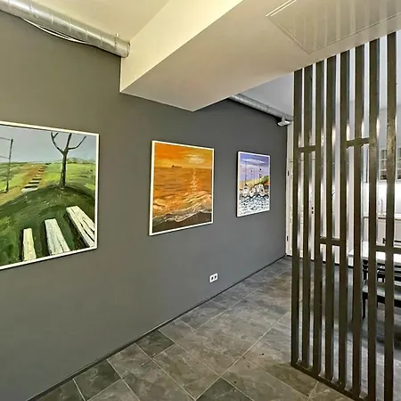 Apartment Artist *