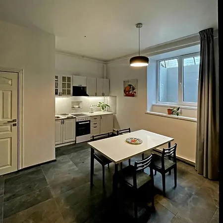 Apartment Artist *