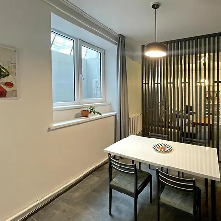 Apartment Artist *